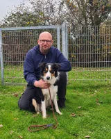 Andreas mit seinem Hund am Übungsplatz