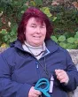 Judith im Freien, vor herbstlichem Grün