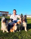 Marius mit seinen Hunden auf einer Wiese
