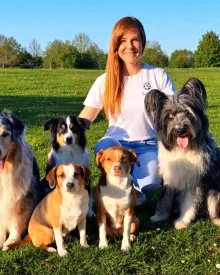 Sabrina mit ihren Hunden auf einer Wiese