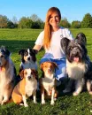 Sabrina mit ihren Hunden auf einer Wiese